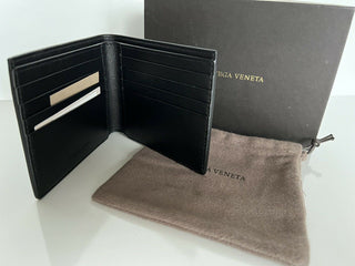 Neu mit Etikett: 460 $ Bottega Veneta BiFold-Geldbörse aus perforiertem Leder Schwarz/Blau 113993 Italien 
