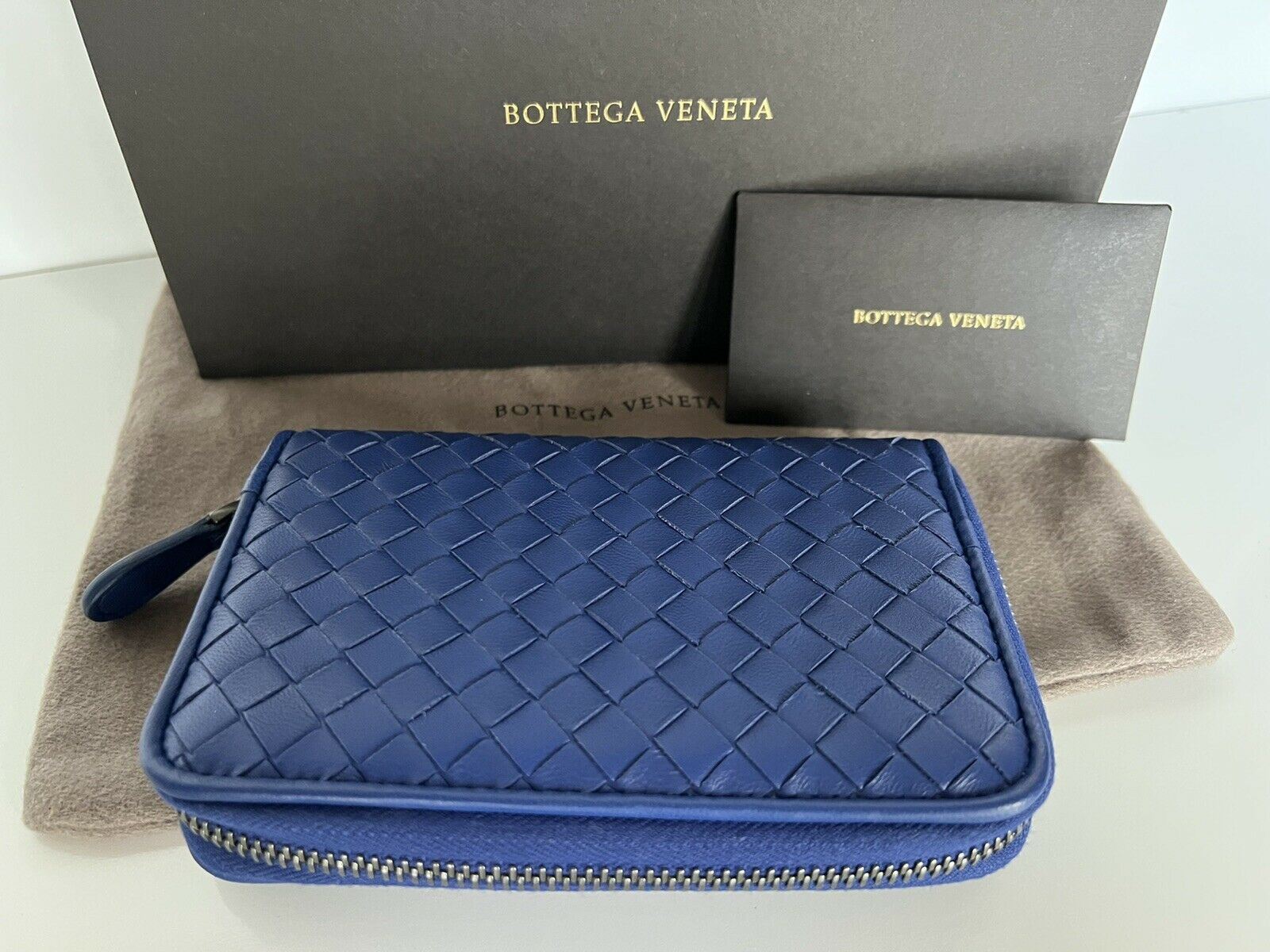 Neu mit Etikett: 710 $ Bottega Veneta Reißverschluss-Geldbörse Napa Kobaltblau 464850 Hergestellt in Italien 