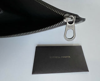 Neu mit Etikett: 940 $ Bottega Veneta Herren-Hülle aus gebürstetem Kalbsleder in Schwarz/Silber 506323 