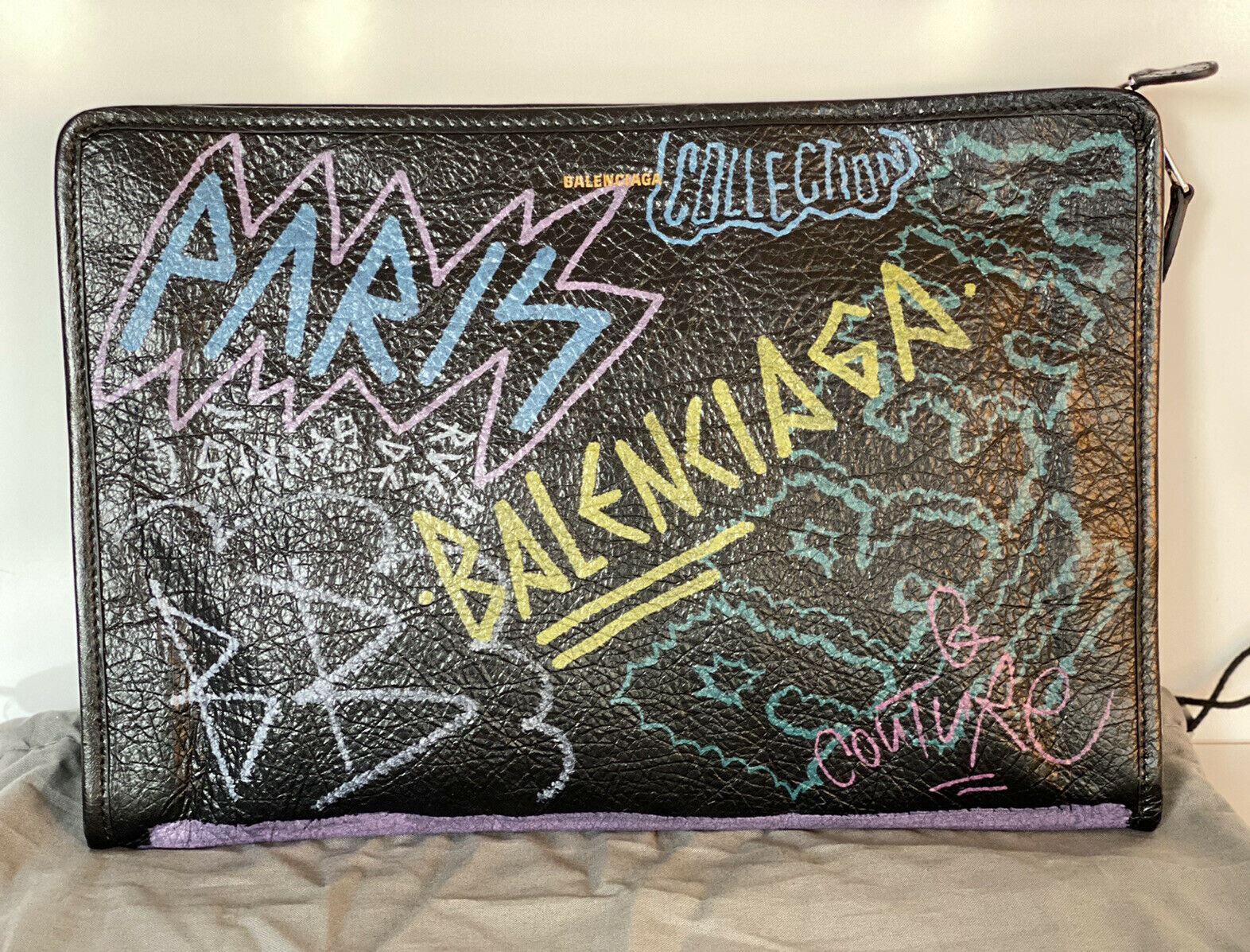 Neu mit Etikett: 950 $ Balenciaga Graffiti All Over Black Soft Leather Pouch 443658 