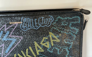 Neu mit Etikett: 950 $ Balenciaga Graffiti All Over Black Soft Leather Pouch 443658 