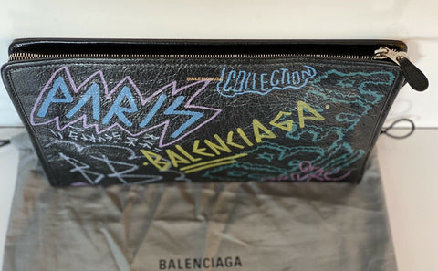 Neu mit Etikett: 950 $ Balenciaga Graffiti All Over Black Soft Leather Pouch 443658 
