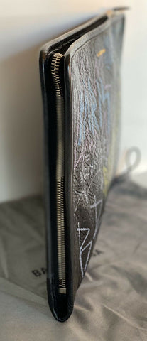 Neu mit Etikett: 950 $ Balenciaga Graffiti All Over Black Soft Leather Pouch 443658 
