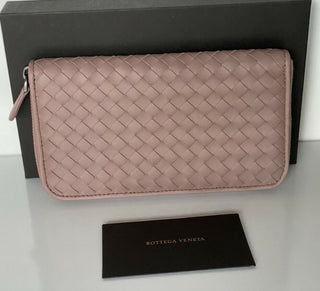 Neu mit Etikett: Bottega Veneta Intrecciato-Geldbörse aus Nappaleder mit Reißverschluss, Desert Rose 518389 IT 