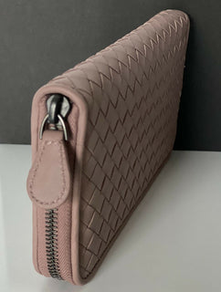 Neu mit Etikett: Bottega Veneta Intrecciato-Geldbörse aus Nappaleder mit Reißverschluss, Desert Rose 518389 IT 