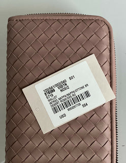 Neu mit Etikett: Bottega Veneta Intrecciato-Geldbörse aus Nappaleder mit Reißverschluss, Desert Rose 518389 IT 