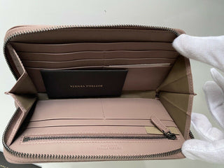 Neu mit Etikett: Bottega Veneta Intrecciato-Geldbörse aus Nappaleder mit Reißverschluss, Desert Rose 518389 IT 
