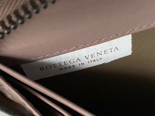 Neu mit Etikett: Bottega Veneta Intrecciato-Geldbörse aus Nappaleder mit Reißverschluss, Desert Rose 518389 IT 