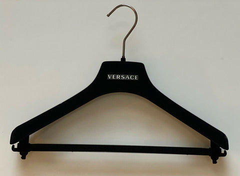 VERSACE Blazer-Kleiderbügel aus schwarzem Samt mit silbernen Beschlägen, 17,5 x 6,75 