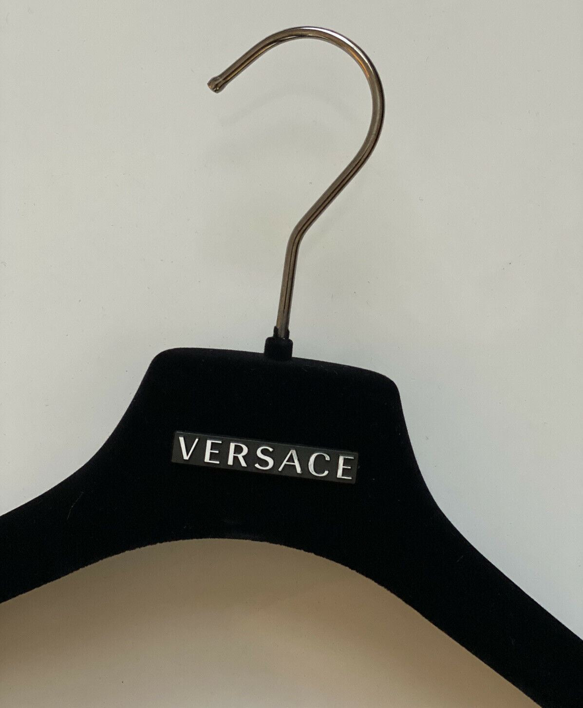 VERSACE Blazer-Kleiderbügel aus schwarzem Samt mit silbernen Beschlägen, 17,5 x 6,75 