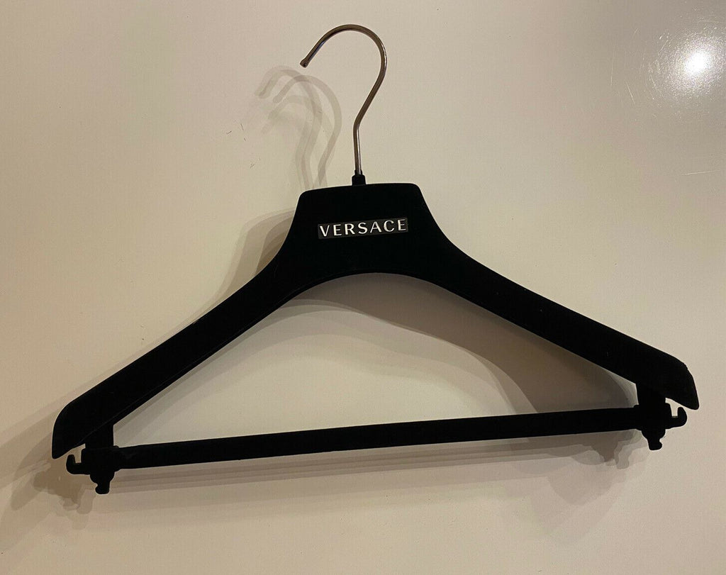 VERSACE Kleiderbügel aus schwarzem Samt für Pullover, Kleider und Hosen mit silbernen Beschlägen, 14,25 x 6,5 cm 