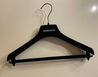 VERSACE Kleiderbügel aus schwarzem Samt für Pullover, Kleider und Hosen mit silbernen Beschlägen, 14,25 x 6,5 cm 