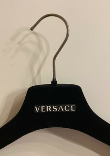 VERSACE Kleiderbügel aus schwarzem Samt für Pullover, Kleider und Hosen mit silbernen Beschlägen, 14,25 x 6,5 cm 