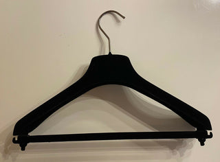 VERSACE Kleiderbügel aus schwarzem Samt für Pullover, Kleider und Hosen mit silbernen Beschlägen, 14,25 x 6,5 cm 