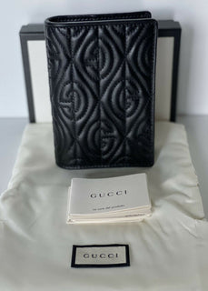 Neu mit Etikett: Gucci GG gepolsterte Bifold-Passhüllen-Brieftasche, Schwarz, hergestellt in Italien 