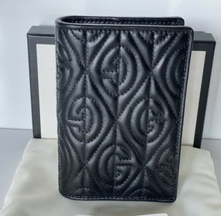 Neu mit Etikett: Gucci GG gepolsterte Bifold-Passhüllen-Brieftasche, Schwarz, hergestellt in Italien 