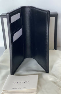Neu mit Etikett: Gucci GG gepolsterte Bifold-Passhüllen-Brieftasche, Schwarz, hergestellt in Italien 