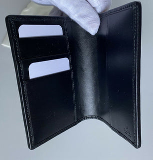 Neu mit Etikett: Gucci GG gepolsterte Bifold-Passhüllen-Brieftasche, Schwarz, hergestellt in Italien 