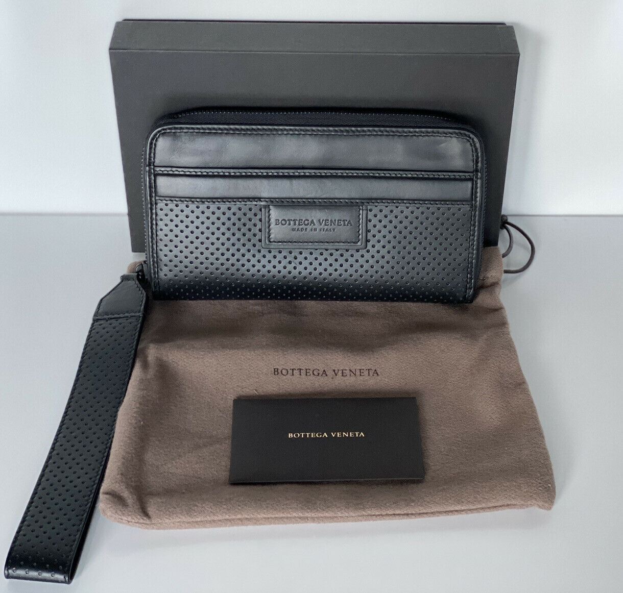 Neu mit Etikett: 790 $ Bottega Veneta Leggero Lederarmband mit umlaufendem Reißverschluss Schwarz 566197 