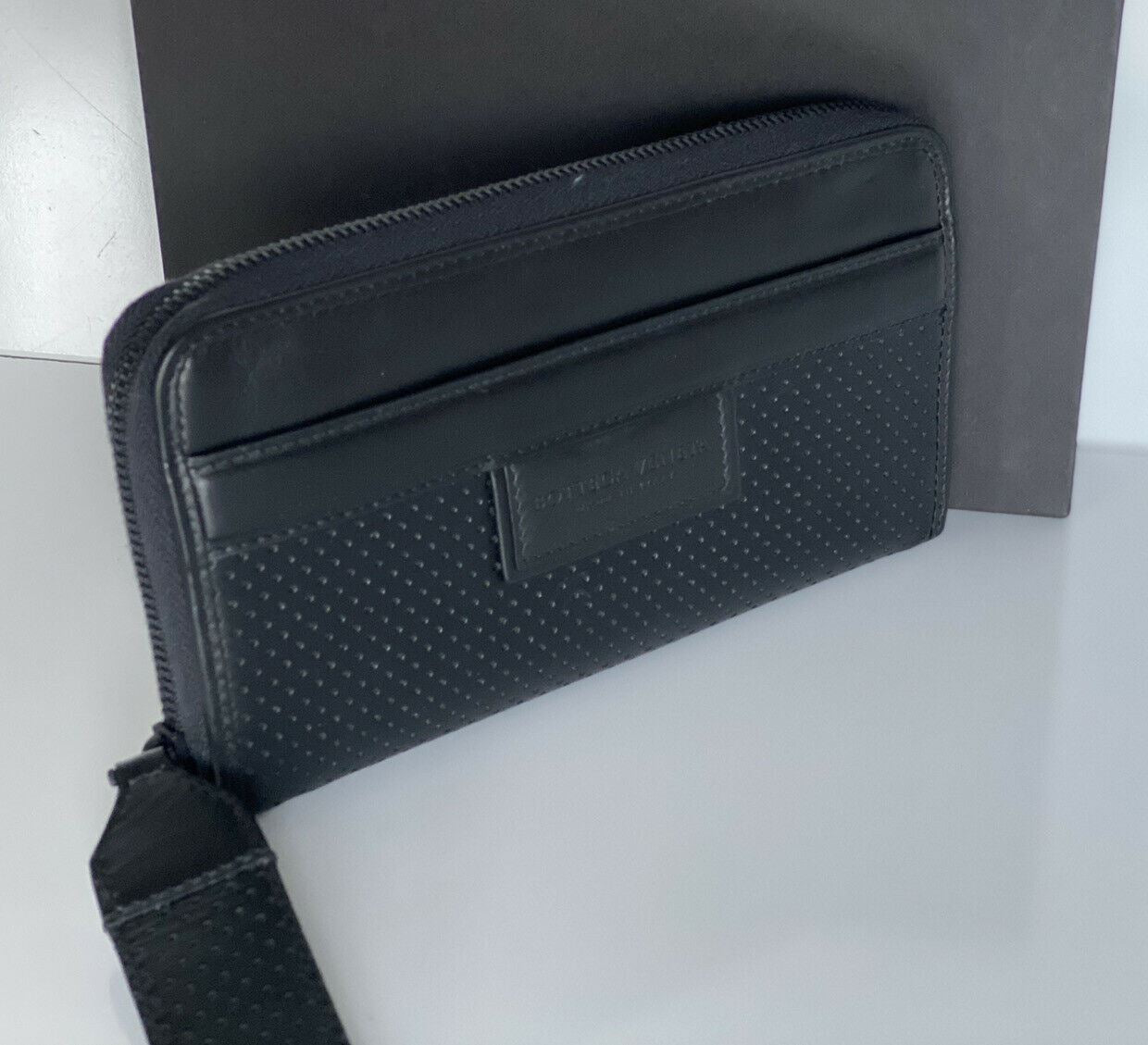 Neu mit Etikett: 790 $ Bottega Veneta Leggero Lederarmband mit umlaufendem Reißverschluss Schwarz 566197 