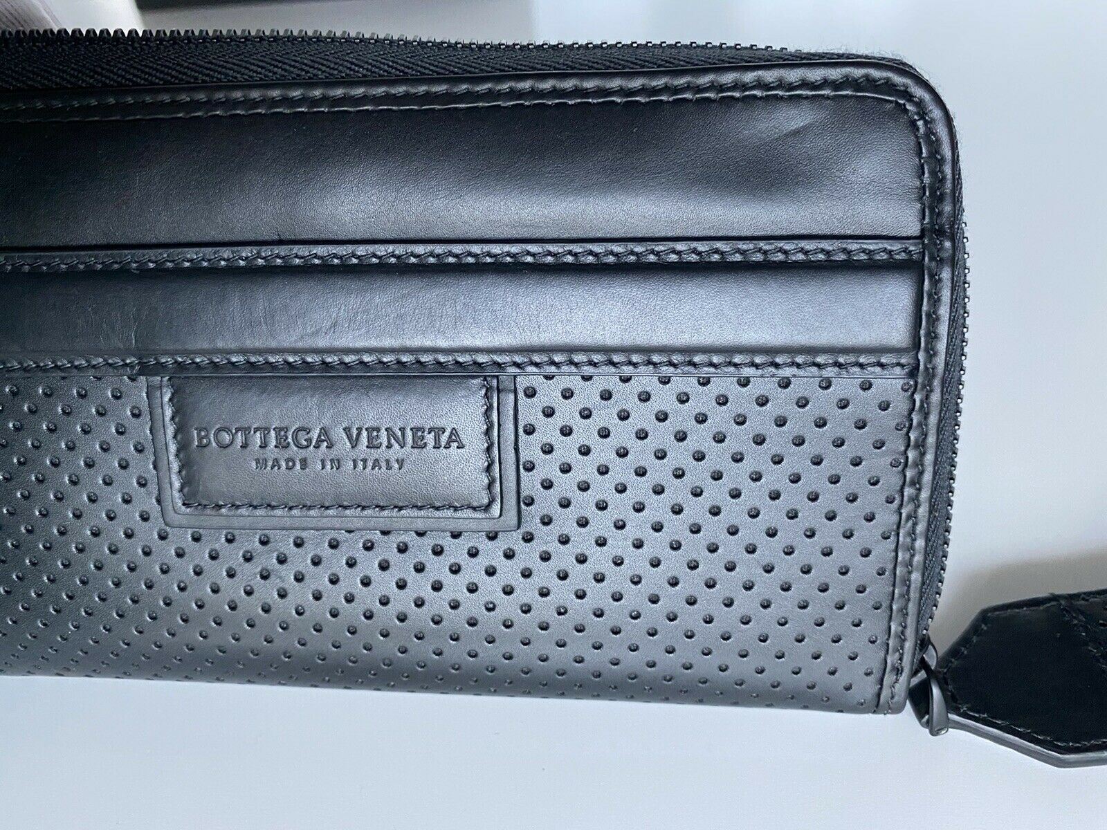 Neu mit Etikett: 790 $ Bottega Veneta Leggero Lederarmband mit umlaufendem Reißverschluss Schwarz 566197 