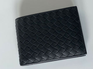 Neu mit Etikett: Bottega Veneta Intrecciato Leder Schwarzes, zweifach faltbares Münzportemonnaie 148324 