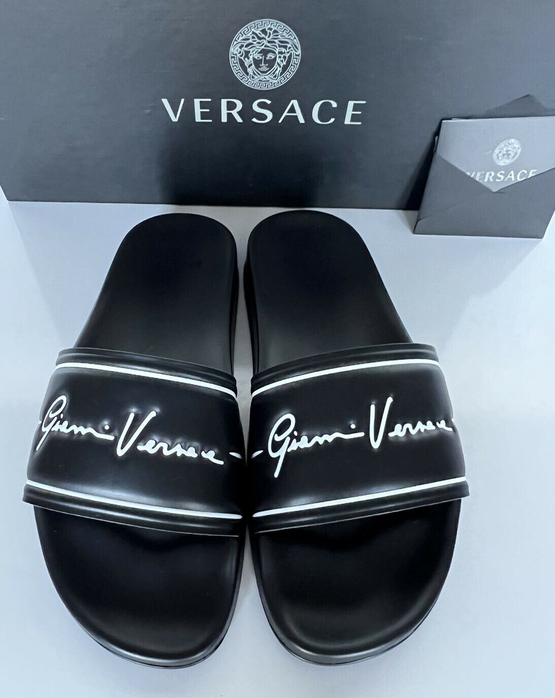 NIB $495 Versace Signature Logo Slides Sandals Black 9 US (42 Euro) IT DSU8060