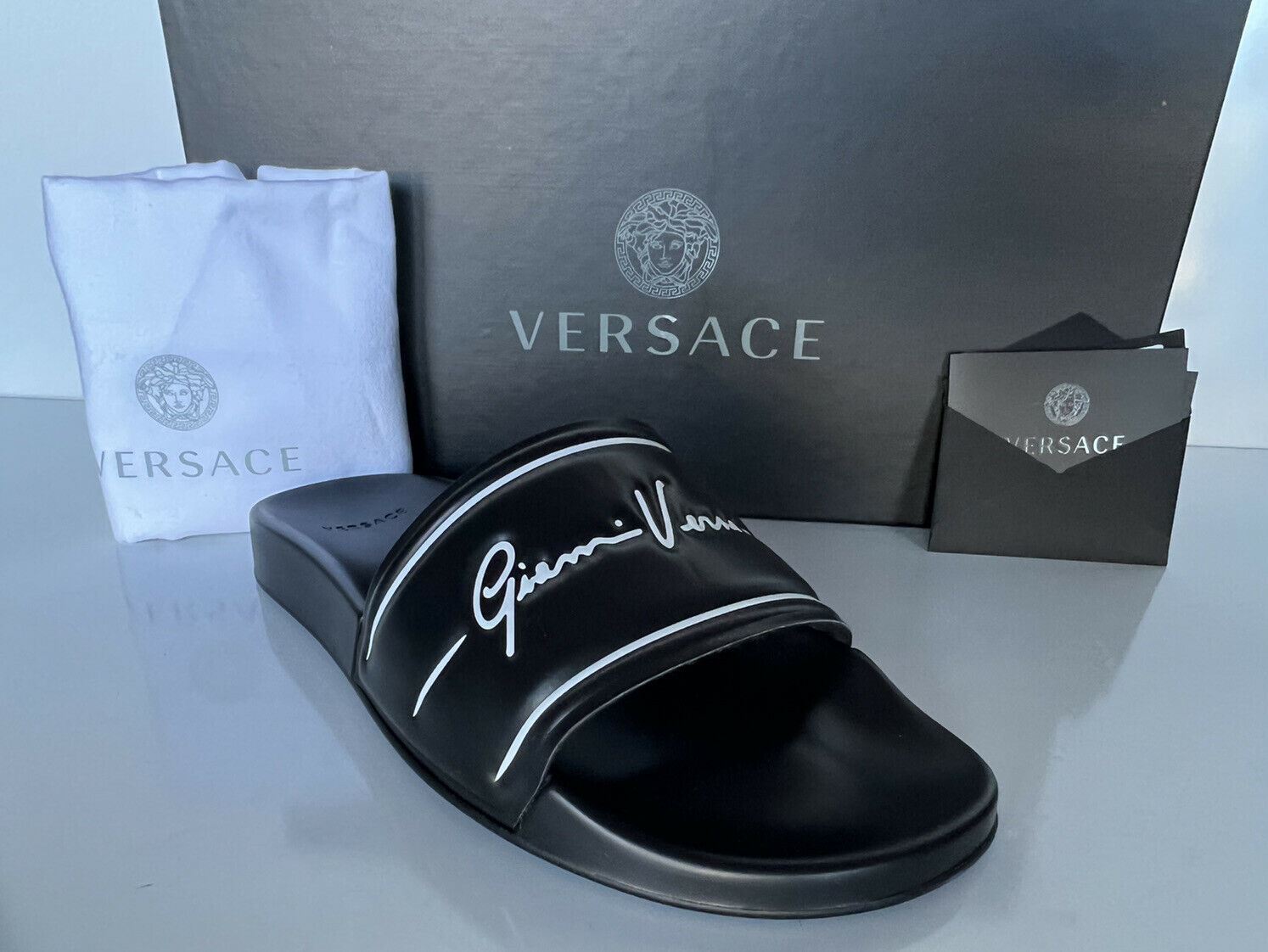 NIB 495 долларов США. Шлепанцы с логотипом Versace Signature, черные 9 США (42 евро) IT DSU8060 