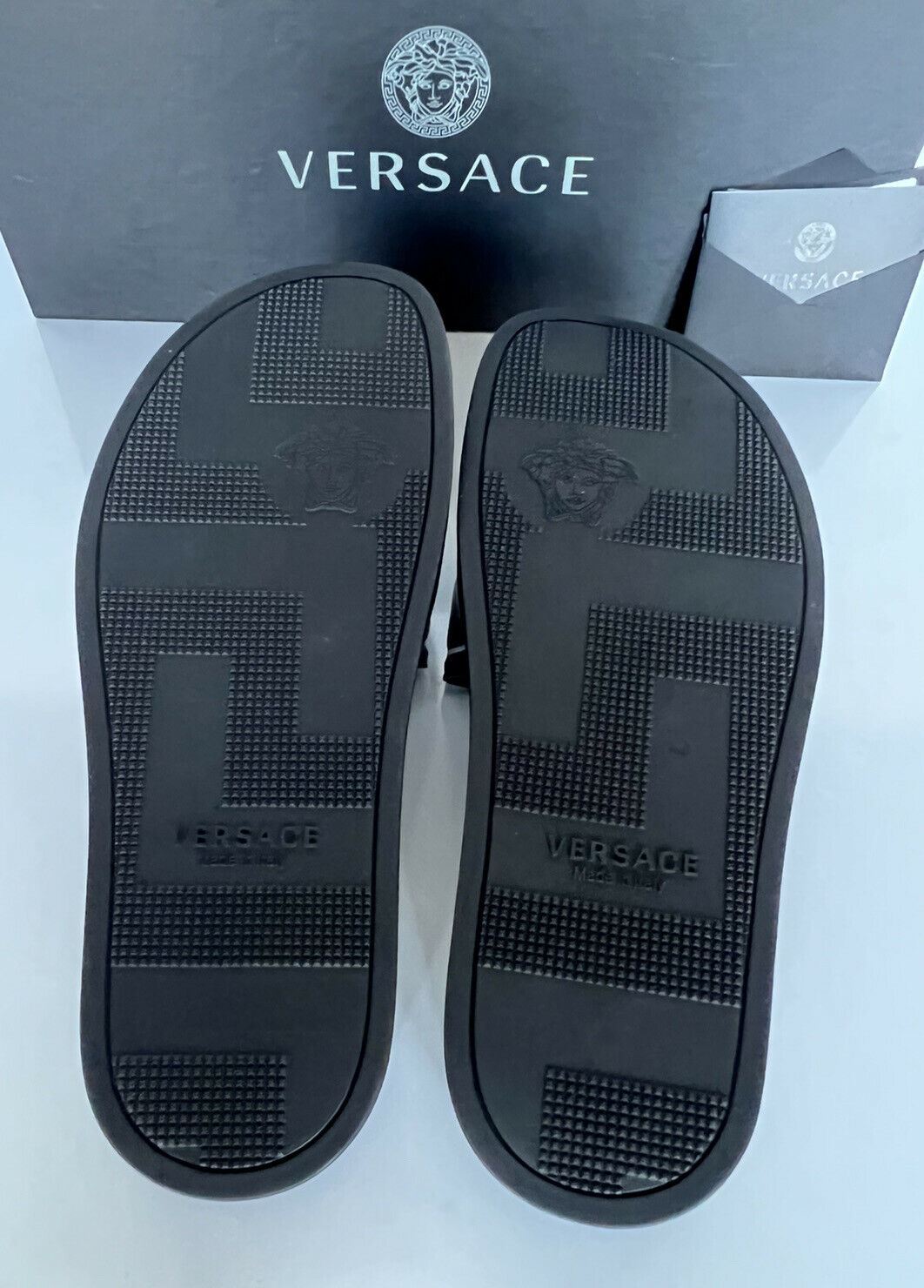 NIB $495 Versace Signature Logo Slides Sandals Black 9 US (42 Euro) IT DSU8060
