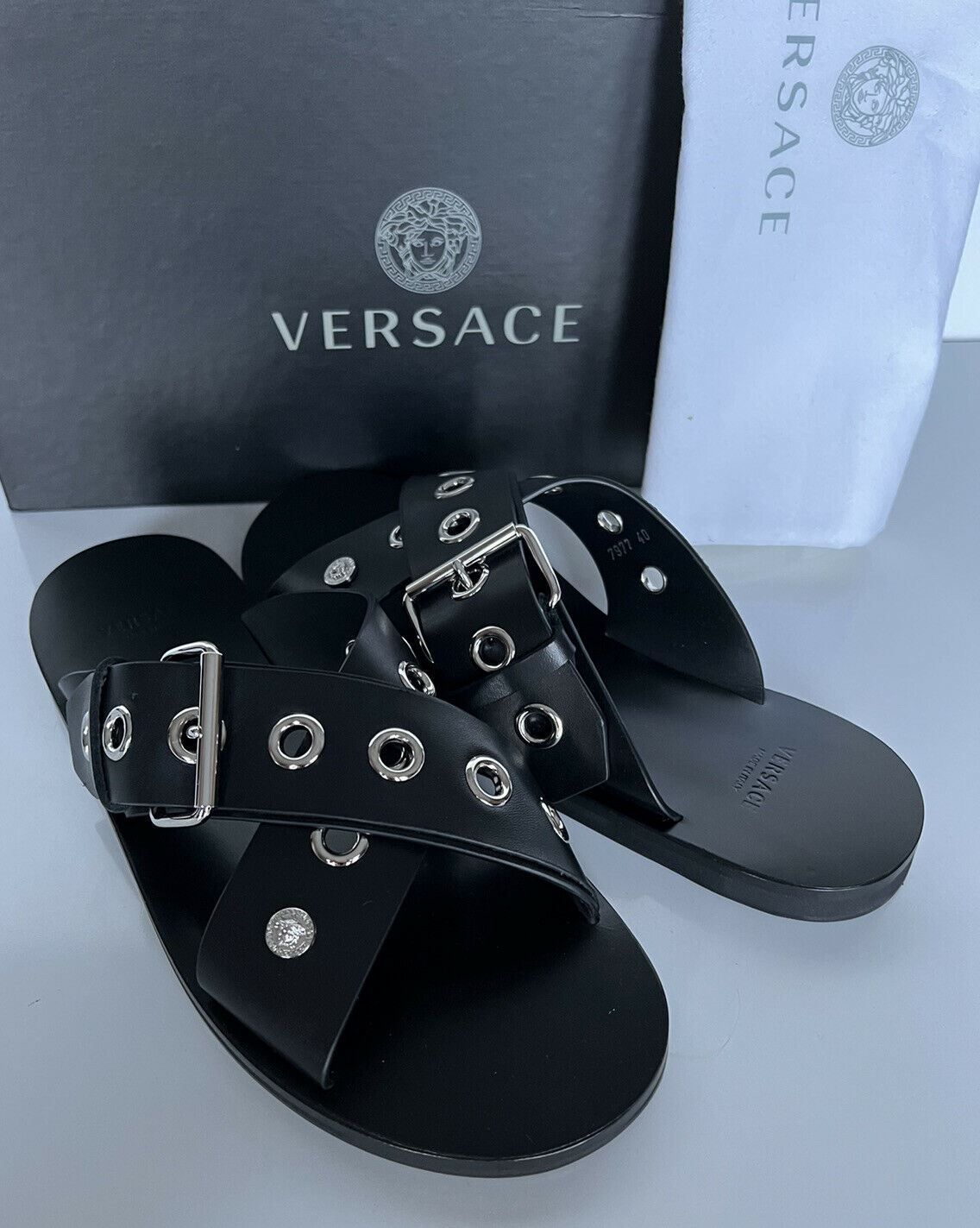 Сандалии Versace из телячьей кожи, черные 7, США (40 евро), Италия DSU7977, 825 долларов США. 