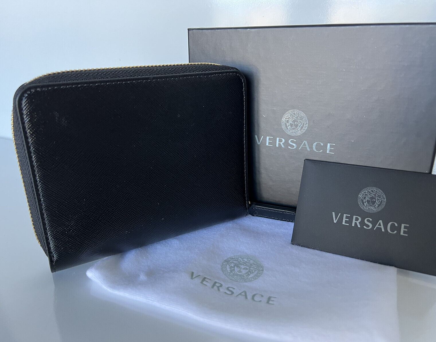 Neu mit Etikett: Versace Schwarz/Weiß/Rosa Kalbsleder-Geldbörse mit mittlerem Reißverschluss, hergestellt in Italien 593 
