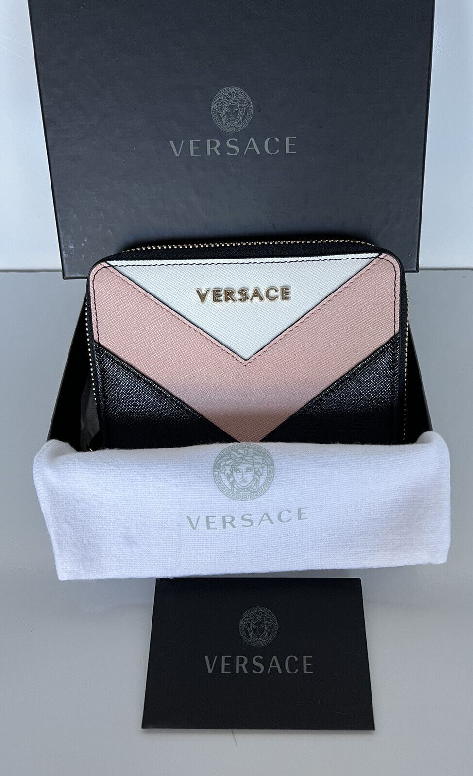 Neu mit Etikett: Versace Schwarz/Weiß/Rosa Kalbsleder-Geldbörse mit mittlerem Reißverschluss, hergestellt in Italien 593 