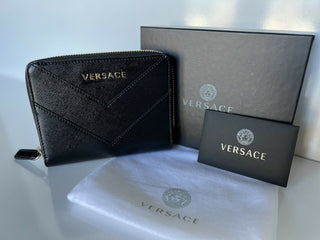 Neu mit Etikett: Versace-Geldbörse mit mittlerem Reißverschluss aus schwarzem Kalbsleder, hergestellt in Italien, Nr. 593 