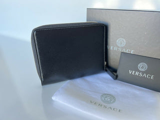 Neu mit Etikett: Versace-Geldbörse mit mittlerem Reißverschluss aus schwarzem Kalbsleder, hergestellt in Italien, Nr. 593 