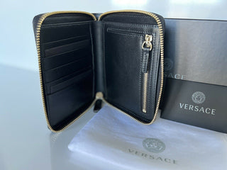 Neu mit Etikett: Versace-Geldbörse mit mittlerem Reißverschluss aus schwarzem Kalbsleder, hergestellt in Italien, Nr. 593 