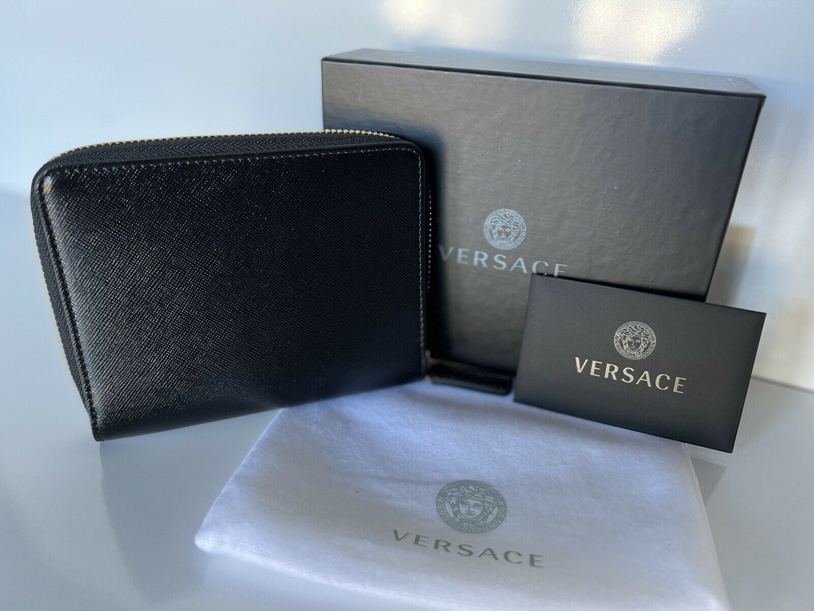 Neu mit Etikett: Versace-Geldbörse mit mittlerem Reißverschluss aus schwarzem Kalbsleder, hergestellt in Italien, Nr. 593 