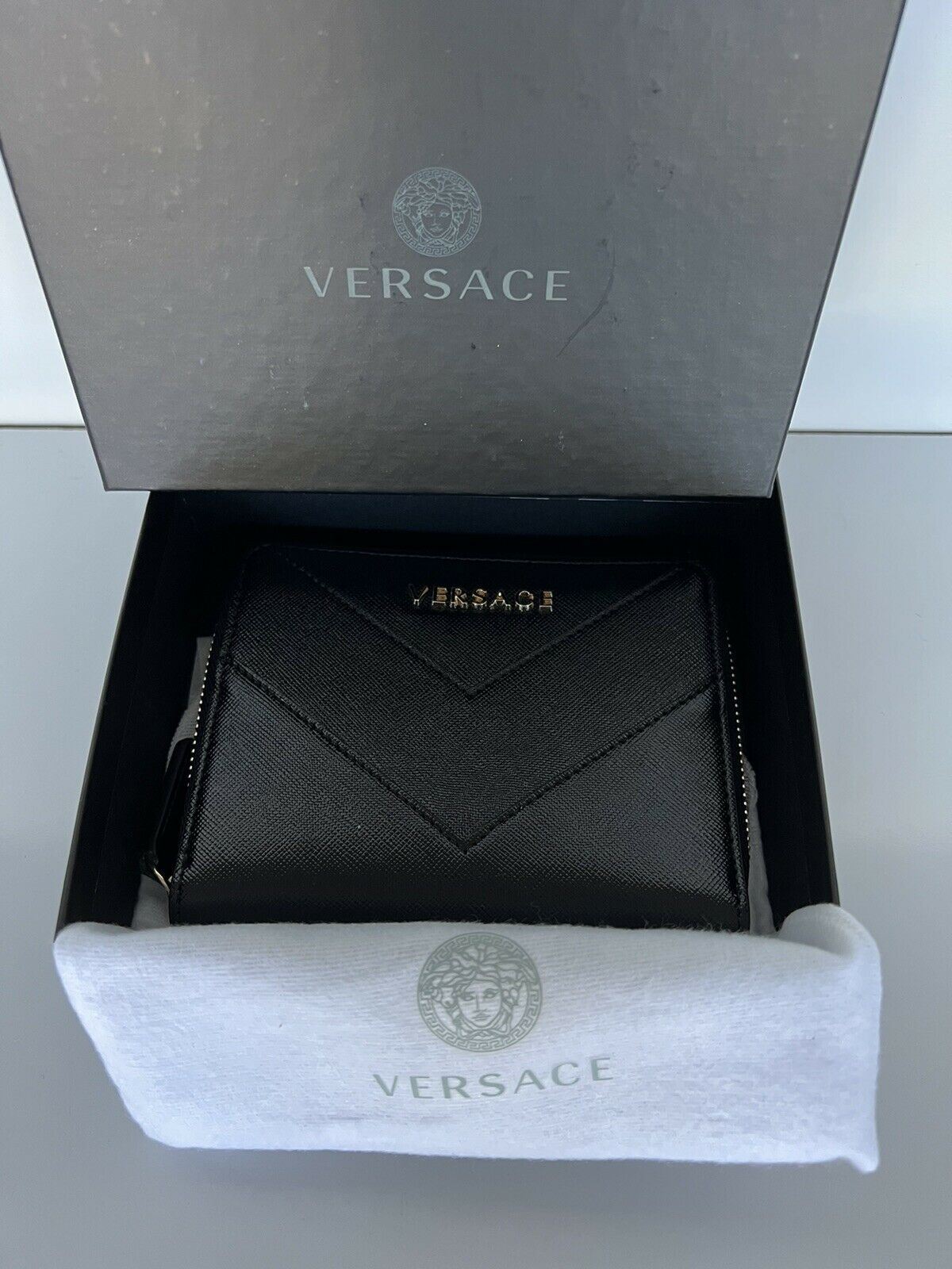 Neu mit Etikett: Versace-Geldbörse mit mittlerem Reißverschluss aus schwarzem Kalbsleder, hergestellt in Italien, Nr. 593 
