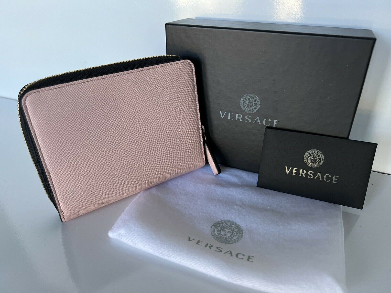 Neu mit Etikett: Versace Blush Pink Kalbsleder-Geldbörse mit mittlerem Reißverschluss, hergestellt in Italien 593 