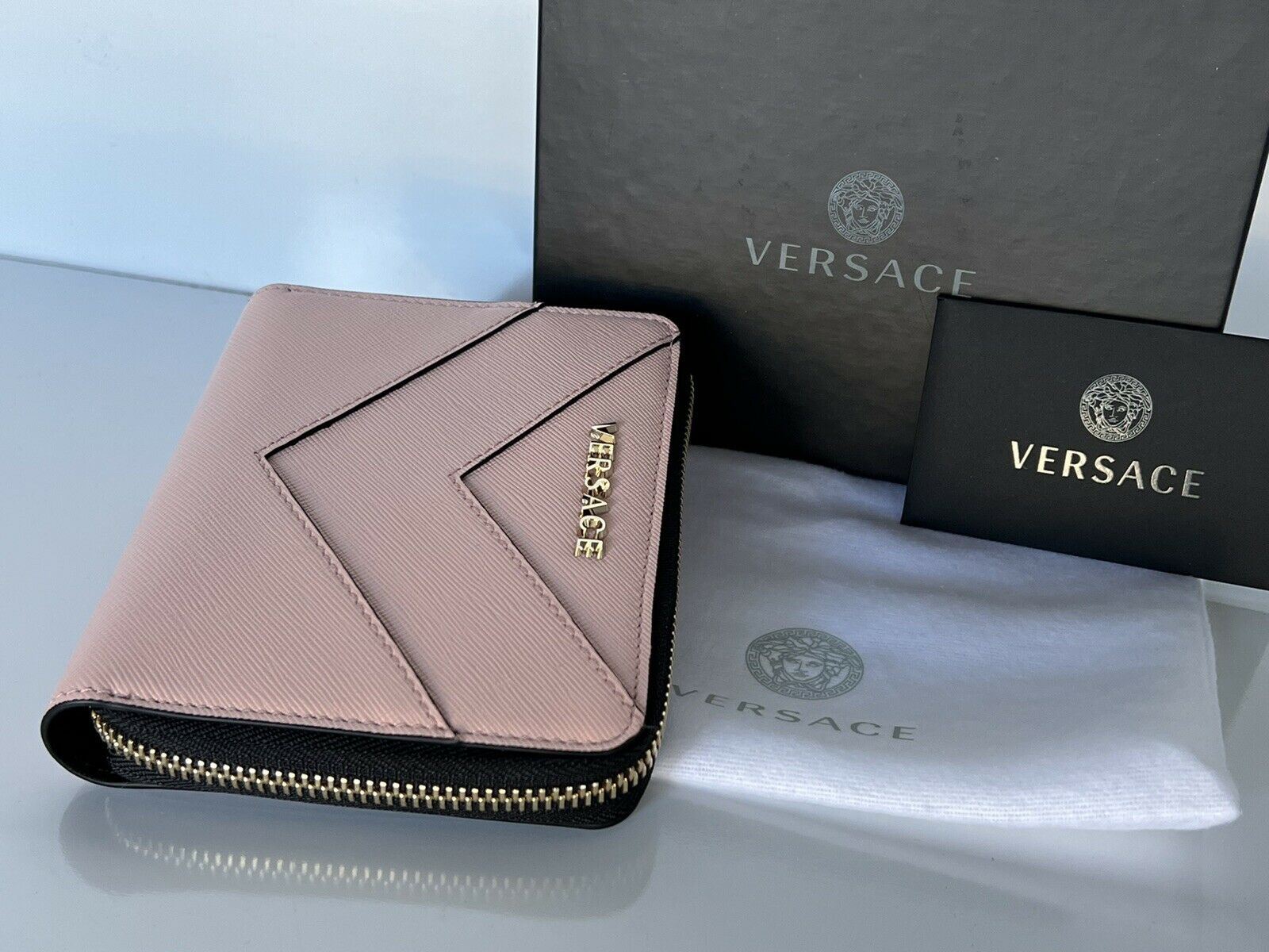 Neu mit Etikett: Versace Blush Pink Kalbsleder-Geldbörse mit mittlerem Reißverschluss, hergestellt in Italien 593 