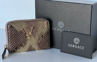Neu mit Etikett: 595 $ Versace Kleine Geldbörse mit Reißverschluss aus Pythonleder mit Schlangenmuster in Braun/Gold 682 