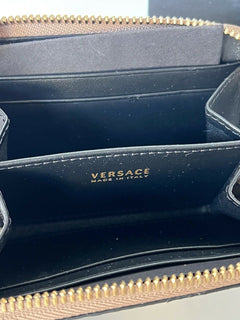 Neu mit Etikett: 595 $ Versace Kleine Geldbörse mit Reißverschluss aus Pythonleder mit Schlangenmuster in Braun/Gold 682 