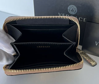 Neu mit Etikett: 595 $ Versace Kleine Geldbörse mit Reißverschluss aus Pythonleder mit Schlangenmuster in Braun/Gold 682 