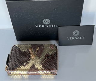 Neu mit Etikett: 595 $ Versace Kleine Geldbörse mit Reißverschluss aus Pythonleder mit Schlangenmuster in Braun/Gold 682 