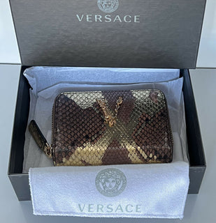 Neu mit Etikett: 595 $ Versace Kleine Geldbörse mit Reißverschluss aus Pythonleder mit Schlangenmuster in Braun/Gold 682 