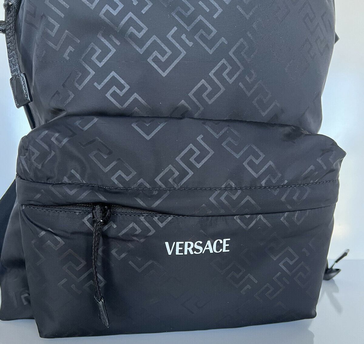 NWT 1050 долларов США Versace Черный нейлоновый рюкзак с логотипом «греческий ключ» Легкий вес Италия DFZ5350
