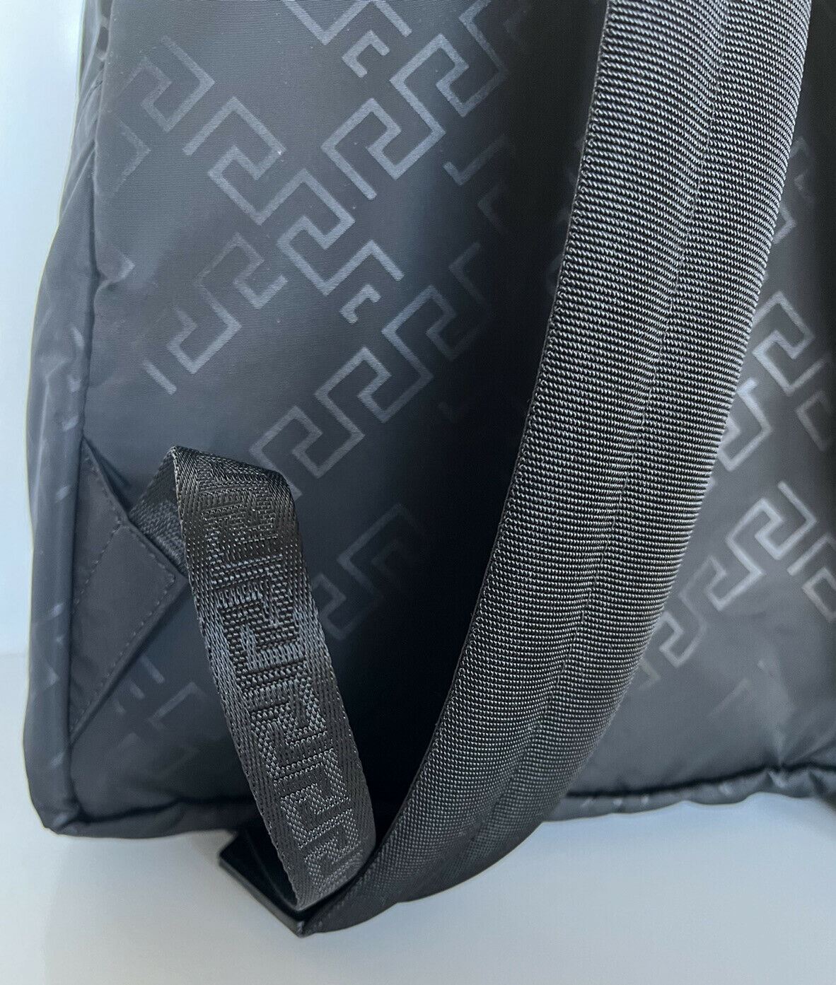 NWT 1050 $ Versace Greek Key Logo Rucksack aus schwarzem Nylon, leicht, Italien DFZ5350