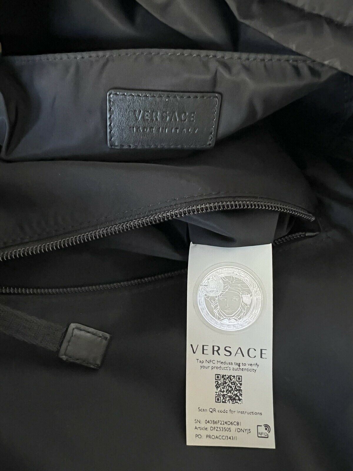 NWT 1050 долларов США Versace Черный нейлоновый рюкзак с логотипом «греческий ключ» Легкий вес Италия DFZ5350