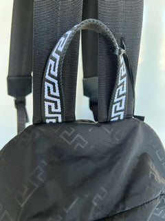 NWT 1050 $ Versace Greek Key Logo Rucksack aus schwarzem Nylon, leicht, Italien DFZ5350