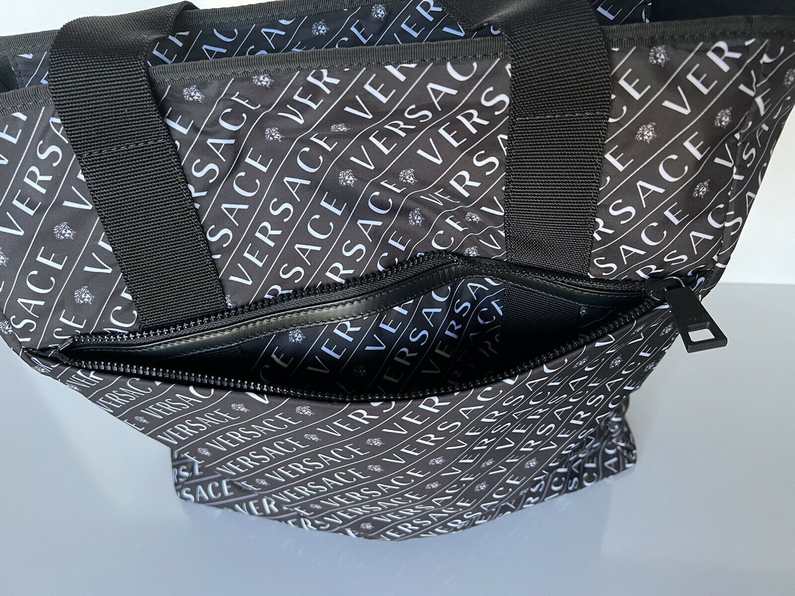 Neue leichte Versace-Tragetasche aus Nylon in Schwarz und Weiß mit Logo, hergestellt in Italien, DFB8121