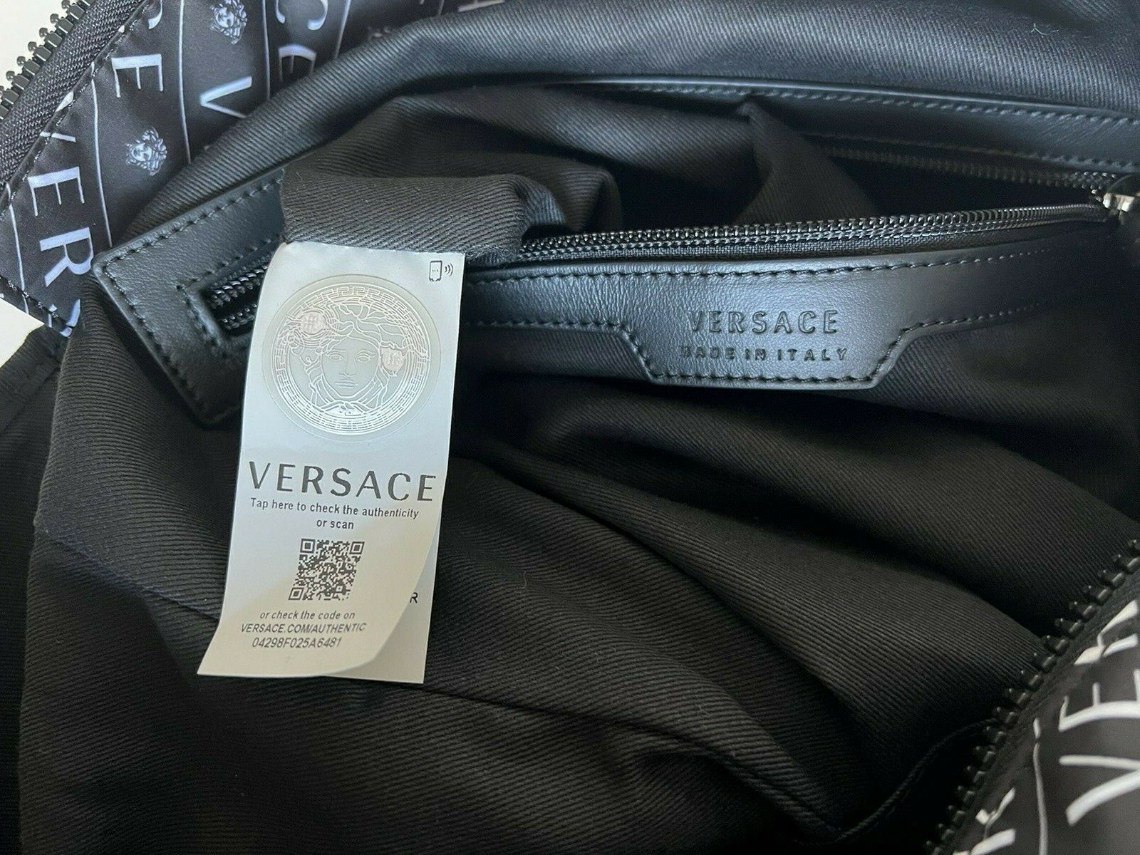Neue leichte Versace-Tragetasche aus Nylon in Schwarz und Weiß mit Logo, hergestellt in Italien, DFB8121